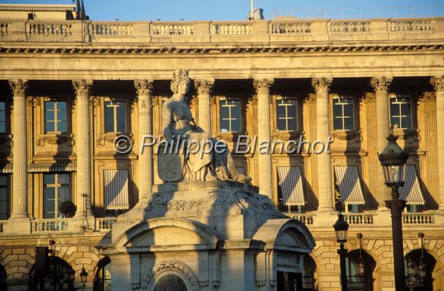 place concorde.JPG - Statue allégorique devant l'H√¥tel de Crillon, Place de la ConcordeParis 8e, France